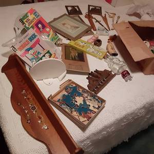 lot 348 image: Lot of Vintage Home Decor Porcelain, Dagger, Pearl, Etc. 