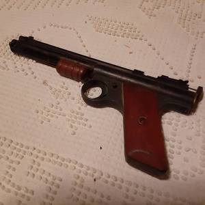 lot 349 image: Benjamin Franklin 112 Air Powered Pellet Gun 