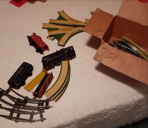 lot 355 image: Antique New York Central Toy Tin Train Set with Track 