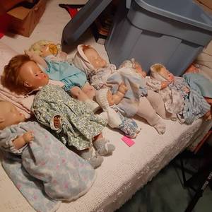 lot 359 image: Adorable Vintage Cabbage Patch Doll and Others and Linens 
