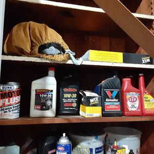 lot 500 image: Entire contents of shelf including yard, garden and garage goodies