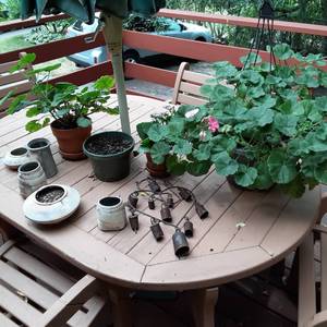 lot 154 image: Beautiful Rustic Heart-Shaped Wind Chimes and Variety of Patio Decor with Live Geraniums 