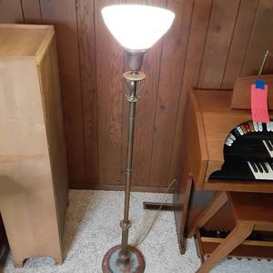 lot 226 image: Vintage Floor Lamp with Beautiful Patina in an Antique Brass Finish 