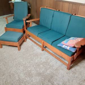 lot 227 image: Lovely Vintage Green 3-piece Wood-Framed Living Room Set with Sofa, Recliner, Ottoman 
