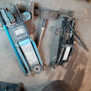 lot 217 image: Lot of (3) Automotive Jacks Hydraulic, Vintage Badger Walker 