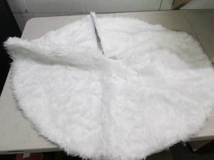 lot 49 image: white faux fur tree skirt open box ...