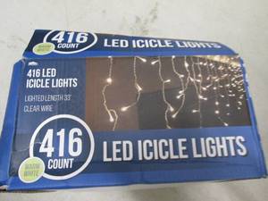 lot 176 image: 416 led icicle lights power on open...