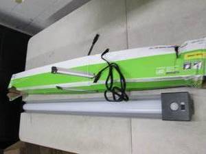 lot 435 image: commercial electric 40 inch led mot...