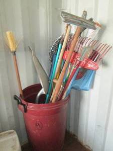lot 14 image: Lot of gardeningyard stuff in a la...