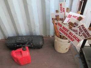 lot 40 image: canvas drop cloth, used. radio, no ...