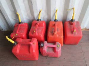 lot 48 image: 6 gas cans...