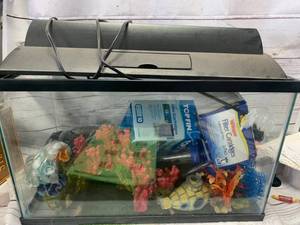 lot 1 image: 10 Gallon Aquarium with Lots of Extras