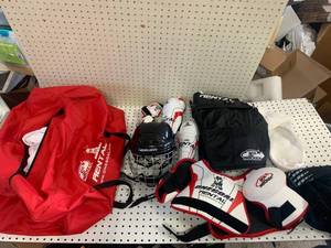 lot 4 image: Kids Hockey Bag & Equipment