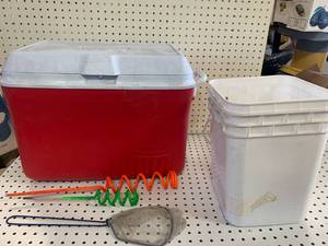 lot 13 image: Rubbermade Cooler & Bucket with Fishing Items