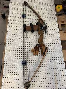 lot 38 image: Brown Bear Compound Bow