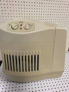 lot 42 image: Kenmore Quiet Comfort Humidifier