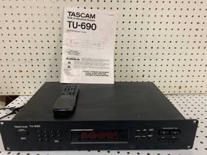 lot 45 image: Tascan TU-690 Stereo Tuner