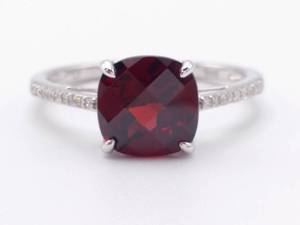lot 35 image: Brand New Deep Red Garnet and Diamond Estate Ring in 14k Yellow Gold (Original Tag)