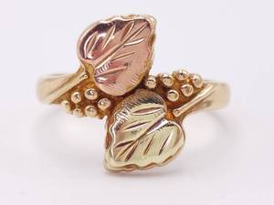 lot 57 image: Beautiful Tri-Colored Grape Vine Gold Ring