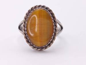 lot 68 image: Vintage Golden Oval Tiger Eye Estate Ring