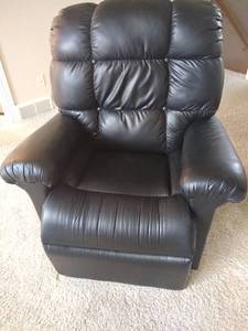 lot 2 image: Buttery Smooth Vinyl Electric Recliner