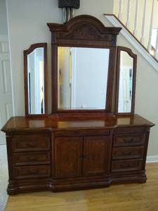 lot 5 image: Gorgeous Buffet with Mirrors