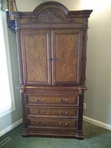 lot 8 image: Beautiful Armoire