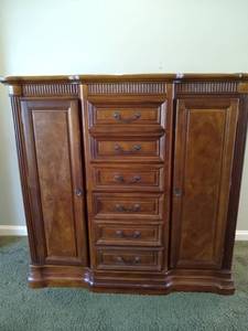 lot 19 image: Grand Dresser with Shelves