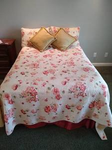 lot 22 image: Full Bedspread & Sheet Set