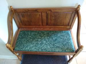 lot 38 image: Padded Bench wCompartment
