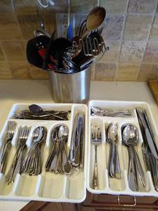 lot 7 image: Oneida Flatware and Utensils