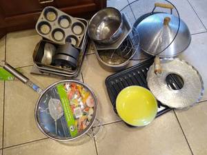 lot 100 image: Assorted Kitchen Pans & Cookware