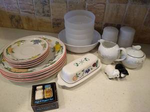 lot 106 image: Gibson & Porcelain Lot