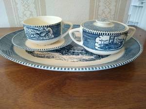 lot 179 image: Pretty Serving Set
