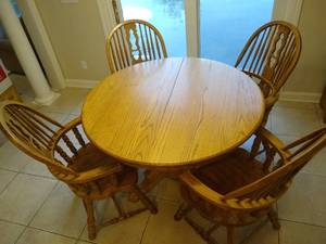 lot 35 image: Solid Wood Table & Chairs w Leaf