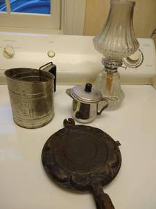 lot 125 image: Savory 25 Shaker Sifter, Kerosene Lamp & Cast Iron Press