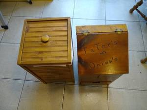 lot 160 image: Vintage Tator & Onion Keeper & Wood Trash Bin