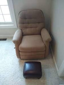 lot 142 image: Tan Recliner wLeather Ottoman