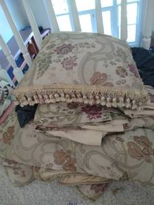 lot 130 image: King Bed Set