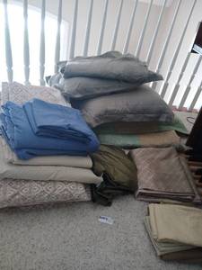 lot 203 image: King Bedding Lot