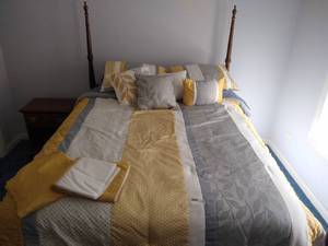 lot 85 image: Yellow & Grey Queen Bed Set & Sheets
