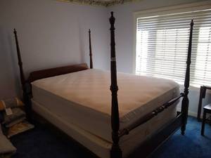 lot 81 image: Tall Post Queen Bed
