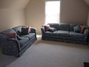 lot 102 image: Couch Set