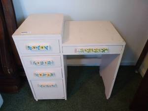 lot 118 image: Small Vintage Sunny Desk