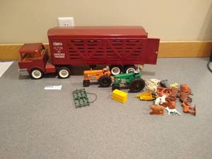 lot 29 image: Vintage Structo Livestock Trucking Set