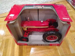 lot 23 image: New in Box Die Cast Metal Case Farmall 560 Diesel