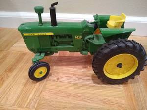 lot 17 image: Ertl Die-Cast John Deere 4010 Diesel Tractor