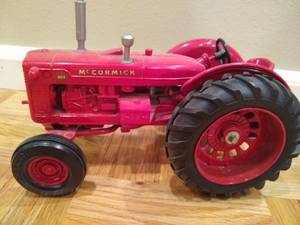 lot 6 image: Ertl McCormick WD-9 Die-Cast Tractor