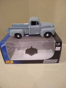 lot 34 image: Maisto Metal Ford Truck w Box