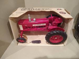 lot 43 image: ERTL Farmall 350 Die-Cast Tractor wBox